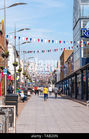 Southend on Sea, Essex, Regno Unito. High Street con la gente in una giornata di sole. Acquirenti. Negozi. Bunting. Zona pedonale Foto Stock