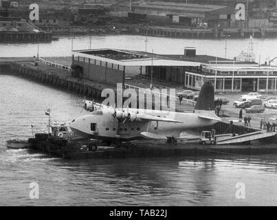 AJAXNETPHOTO. 1983. SOUTHAMPTON, Inghilterra. - Museo legato - il corto SANDRINGHAM FLYING BOAT Southern Cross (EX BEACHCOMBER) costruita nel 1943, in procinto di essere trasportati a terra in Southampton DOCKS DA UN ESERCITO MEXEFLOAT PONTOON seguendo il suo breve viaggio da CALSHOT. Il piano terrà il record per il numero totale di ore volate a 19.500 dal tipo. Aeromobili è stato originariamente costruito come una pattuglia di Sunderland bombardiere. Foto:JONATHAN EASTLAND/AJAX REF:2 83 Foto Stock