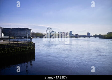 Fiume Shannon a Limerick con un pescatore solitario nel tardo pomeriggio Foto Stock