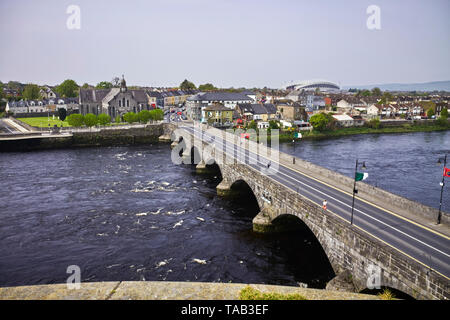 Il Thomond Bridge a Limerick attraversa il fiume Shannon, che scorre velocemente, visto dal castello Foto Stock