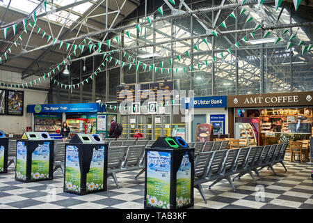 Il piazzale della stazione di Limerick in Irlanda con grandi cassonetti per il riciclaggio Foto Stock