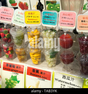 Succo di frutta in contenitori per la vendita, Seoul, Corea del Sud Foto Stock