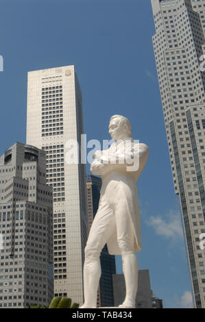 Il quartiere finanziario, Stamford Raffles statua, Singapore Foto Stock