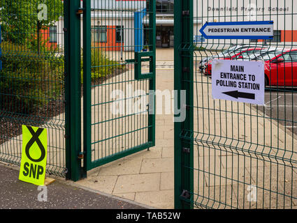 Segni al di fuori di una stazione di polling durante l'UE il Parlamento elezione in Scozia nel maggio 2019 Foto Stock