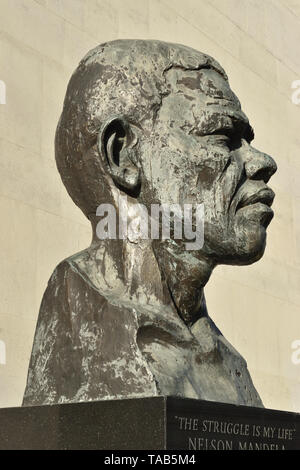 Busto di ex presidente sudafricano Nelson Mandela vicino alla Royal Festival Hall a Londra il South Bank Foto Stock