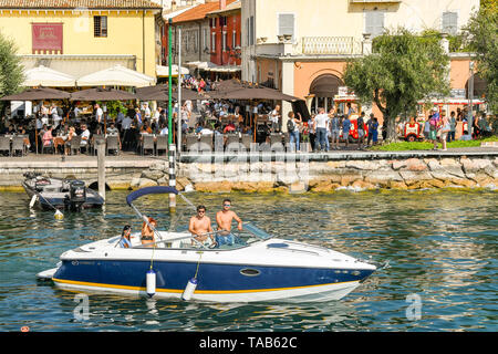 BARDOLINO, LAGO DI GARDA, Italia - Settembre 2018: la gente in una barca a motore che lascia il porto di Bardolino sul Lago di Garda. Foto Stock