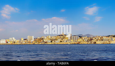 Marsiglia costa in estate vedendo dal Mare Mediterraneo, Francia Foto Stock