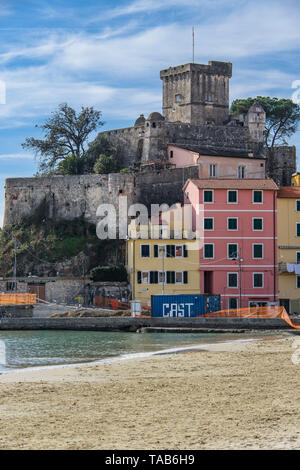 Il castello di San Terenzo, costruito su una collina sopra il villaggio Foto Stock