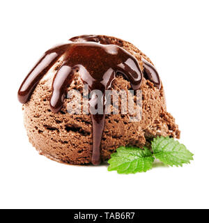 Gelato al cioccolato con salsa di cioccolato su uno sfondo bianco Foto Stock