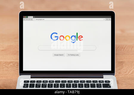 Un Apple Macbook viene visualizzato il sito web di Google (solo uso editoriale). Foto Stock