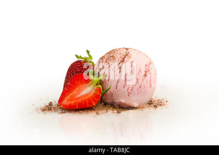 Ice Cream ball, cioccolato sbriciolati e sapore di fragola con ingredienti, fragole e cacao in polvere, isolata su uno sfondo bianco. Foto Stock