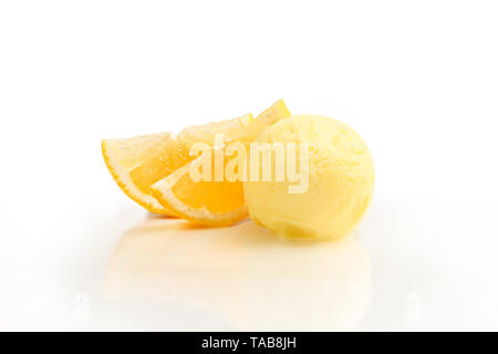 Ice Cream ball, aroma di agrumi con ingredienti e le fette di limone, isolata su uno sfondo bianco. Foto Stock