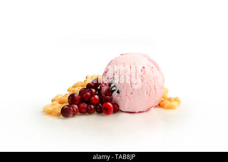 Ice Cream ball, mirtilli e pinoli insaporire con ingredienti, isolato su uno sfondo bianco. Foto Stock