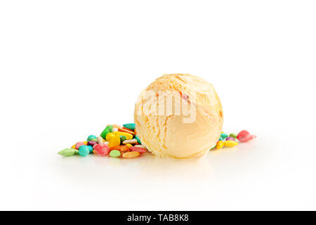 Ice Cream ball, frutta candita sapore con ingredienti, isolata su uno sfondo bianco. Foto Stock