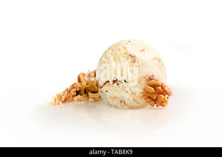 Ice Cream ball, noce e aroma di vaniglia con ingredienti, isolata su uno sfondo bianco. Foto Stock