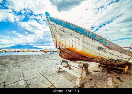 Napoli, Italia. Xiii Apr, 2019. Questa immagine illustra un vecchio abbandonato la pesca in barca lungo il lungomare di Napoli in Via Nazario Sauro. Credito: Luigi Rizzo/Pacific Press/Alamy Live News Foto Stock