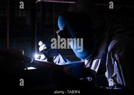 Saldatura tubazione in acciaio con Mig-Mag metodo di lavoro industriale. Saldatura ad arco di metallo in gas Foto Stock