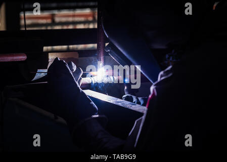 Saldatura tubazione in acciaio con Mig-Mag metodo di lavoro industriale. Saldatura ad arco di metallo in gas Foto Stock