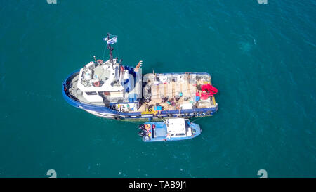 Barca da pesca in mare con una piccola barca legato accanto ad essa - immagine aerea. Foto Stock