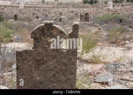 Oman, regione di Dhofar, la città capitale di Salalah. Antico Cimitero accanto a bin Ali tomba. Foto Stock
