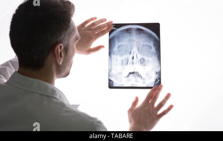 Medico esaminare pazienti x-ray e MRI. Testa umana sinusite Foto Stock