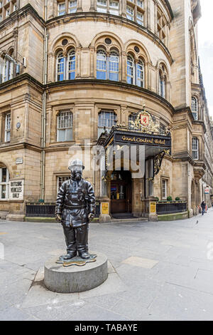Statua di cittadino vigile del fuoco fuori dall'ingresso al Grand Central Hotel nella stazione centrale di Glasgow complesso Glasgow Scotland Regno Unito Foto Stock