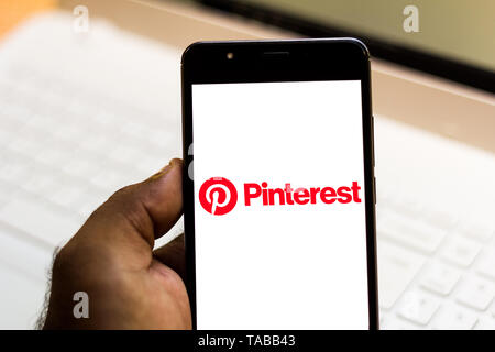 In questa foto illustrazione il logo Pinterest è visto visualizzata su uno smartphone. Foto Stock