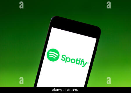 In questa foto illustrazione il Spotify logo è visto visualizzata su uno smartphone. Foto Stock