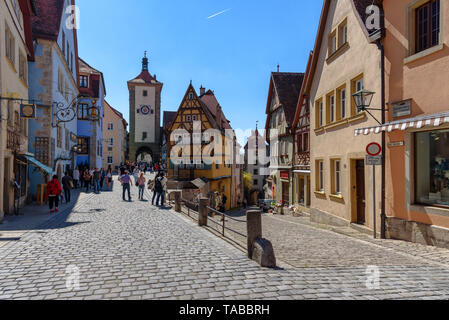 Il Plönlein a Rothenburg ob der Tauber su una giornata di primavera Foto Stock