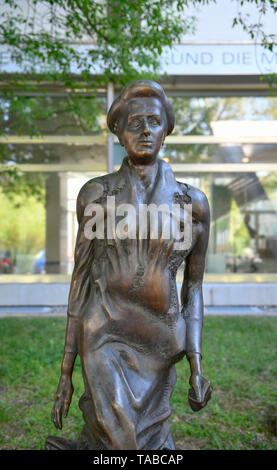 Rosa Lussemburgo statua dello scultore Rolf Biebl, Franz Mehring posto, Friedrich di grove, Berlino, Germania, Rosa Luxemburg statua von Bildhauer Rolf Biebl Foto Stock