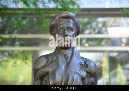 Rosa Lussemburgo statua dello scultore Rolf Biebl, Franz Mehring posto, Friedrich di grove, Berlino, Germania, Rosa Luxemburg statua von Bildhauer Rolf Biebl Foto Stock