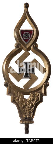 Un Deutsche Reichskriegerbund palo alto alluminio dorato swastika e oakleaves con dipinti a mano WW1 croce di ferro e la protezione con centrato swastika. Dimensioni 25 x 10 cm, con 1 cm di palo in acciaio vite. USA-lotto, vedere pagina 4. storica, storica, veterano, vet, veterani, associazione, associazioni, organizzazione, organizzazione, organizzazioni, organizzazioni, oggetto, gli oggetti alambicchi, clipping, clippings, tagliate, cut-out, cut-outs, bandiera, bandiere, emblema, emblemi, insegne, xx secolo, Additional-Rights-Clearance-Info-Not-Available Foto Stock