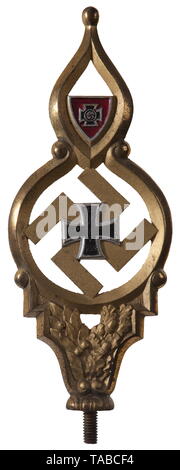 Un Deutsche Reichskriegerbund palo alto alluminio dorato swastika e oakleaves con dipinti a mano WW1 croce di ferro e la protezione con centrato swastika. Dimensioni 25 x 10 cm, con 1 cm di palo in acciaio vite. USA-lotto, vedere pagina 4. storica, storica, veterano, vet, veterani, associazione, associazioni, organizzazione, organizzazione, organizzazioni, organizzazioni, oggetto, gli oggetti alambicchi, clipping, clippings, tagliate, cut-out, cut-outs, bandiera, bandiere, emblema, emblemi, insegne, xx secolo, Additional-Rights-Clearance-Info-Not-Available Foto Stock