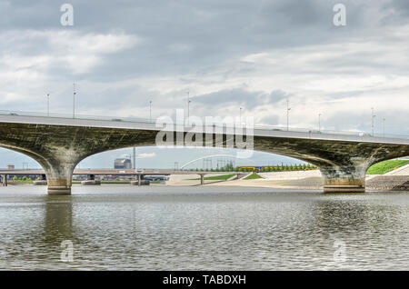 Nijmegen, Paesi Bassi, 25 Aprile 2019: la robusta struttura in calcestruzzo di Extended Waal ponte che attraversa il fiume nuovo canale, con vari altri Foto Stock