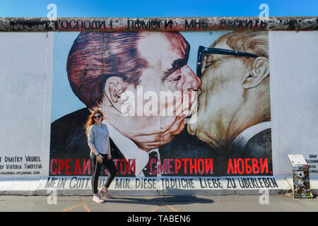 Fratello del bacio la pittura di Dmitri Wrubel, East Side Gallery, Mühlenstrasse, Friedrich di grove, Berlino, Germania, Bruderkußgemälde von Dmitri Wrubel, Mü Foto Stock