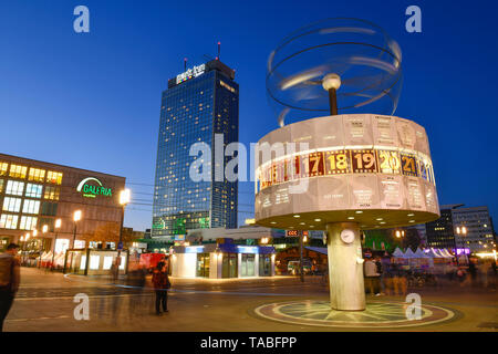 World time clock, Alexander's Place, medio, Berlino, Germania, Weltzeituhr, Alexanderplatz Mitte, Deutschland Foto Stock