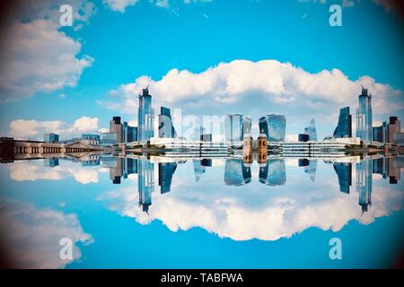 London, Regno Unito - 21 Maggio 2019: Fantasy cityscape. Creato con un caleidoscopio filtro. Foto Stock