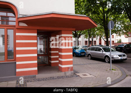 Il Naumann complesso residenziale nel quartiere Riehl, costruita negli anni 1927-29, salesroom all'angolo delle case, Colonia, Germania. die Naumanns Foto Stock