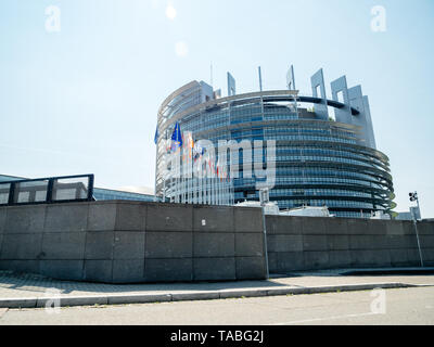 Vista laterale del Parlamento europeo nella sede di Strasburgo con tutti unione europea stati bandiere sventolano giorni prima delle elezioni parlamentari del 26 maggio Foto Stock