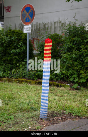 Guerriglia della maglia su un post nel quartiere Riehl, chiamato anche bombardamenti di filato, yarnbombing, yarnstorming, guerrilla, tessitura a maglia urbana, Colonia, G Foto Stock