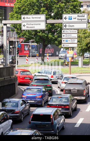 Ingorgo sull'Rheinufer street, uscire dal tunnel Rheinufer verso nord, Colonia, Germania. Stau auf der Rheinuferstrasse, Ausfahrt aus dem Foto Stock