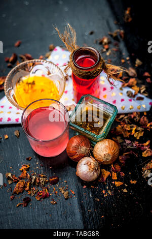 Home Remedy per la caduta dei capelli su una superficie di legno nella ciotola di vetro ben miscelati con ingredienti come acqua di rose, materie cipolla succo di frutta e miele.Close up shot o top sh Foto Stock