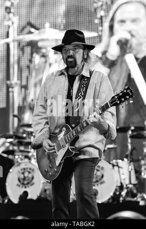 Indio, California, 27 aprile 2019, Gary Rossington dei Lynyrd Skynyrd sul palco di eseguire ad una energica folla allo stadio in pullman il Festival di musica Foto Stock