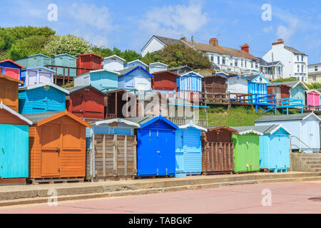Colorate cabine sulla spiaggia, molto costosa, proprietà, cittadina balneare di Walton-on-the-naze, Essex, Inghilterra, Regno Unito, GB Foto Stock