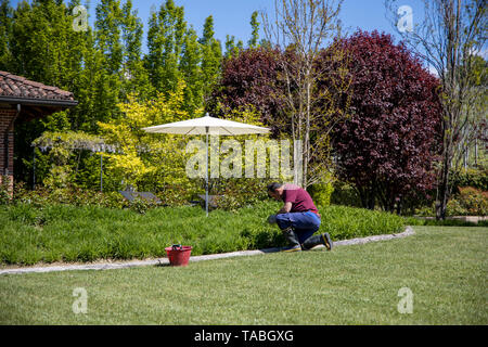 Professionale giardiniere lavora in giardino.- Immagine Foto Stock