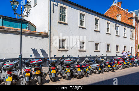 Una linea di scooter su un marciapiede in Gibilterra Foto Stock