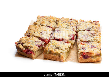 In casa il rabarbaro crostata con fragole isolato su bianco Foto Stock