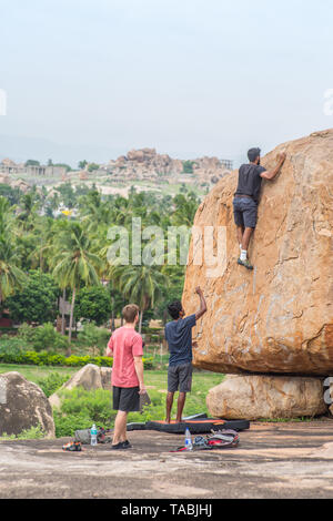 I turisti per arrampicata su roccia Hampi, India. Foto Stock