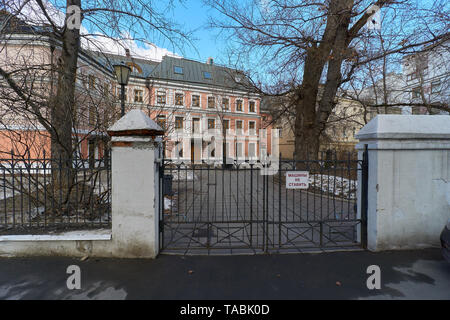 Case sul Arbat street. Cancelli chiusi con segno bianco in russo: non parcheggiare qui. Foto Stock