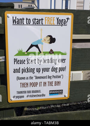 Segno divertente per incoraggiare le persone a prelevare dopo i loro cani, Condino, Devon, Regno Unito Foto Stock